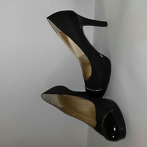 Tahari size 7 black heels